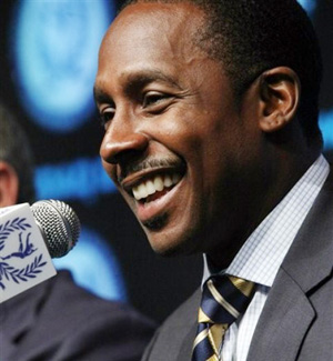 Hire Desmond Howard for an event.